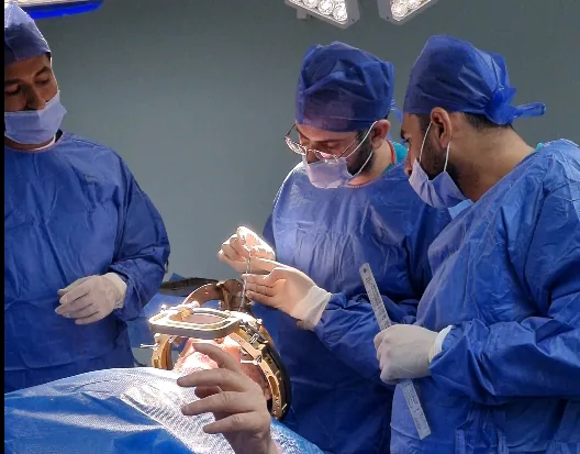 جراحة التحفيز العميق للمخ ,والكي بالتردد الحراري لمرضى الشلل الرعاش